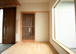 新潟市北区S様邸新築事例　玄関ホールには大きな窓